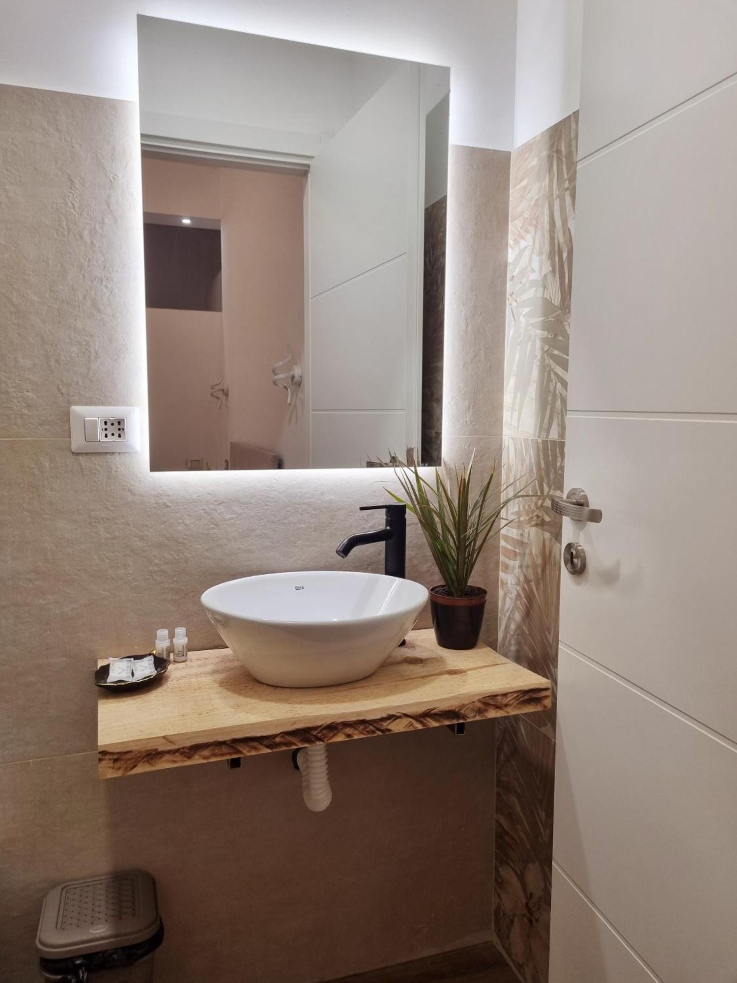B&B Italo House Opera Bagian luar foto
