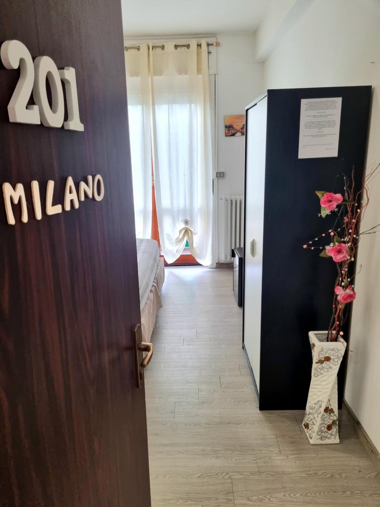B&B Italo House Opera Bagian luar foto