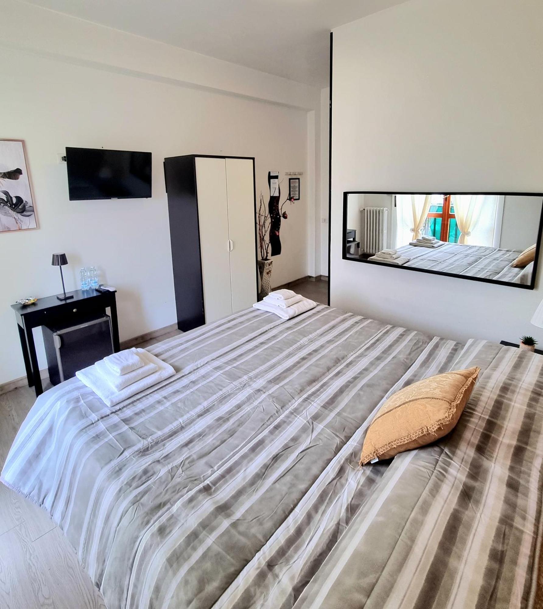 B&B Italo House Opera Bagian luar foto